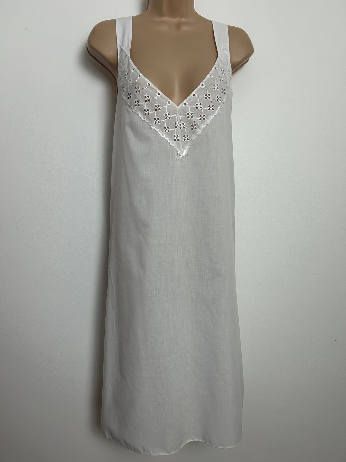 Vintage 1980s Size 14-16 White Cotton Mix Broderie Anglais Detail Nightdress