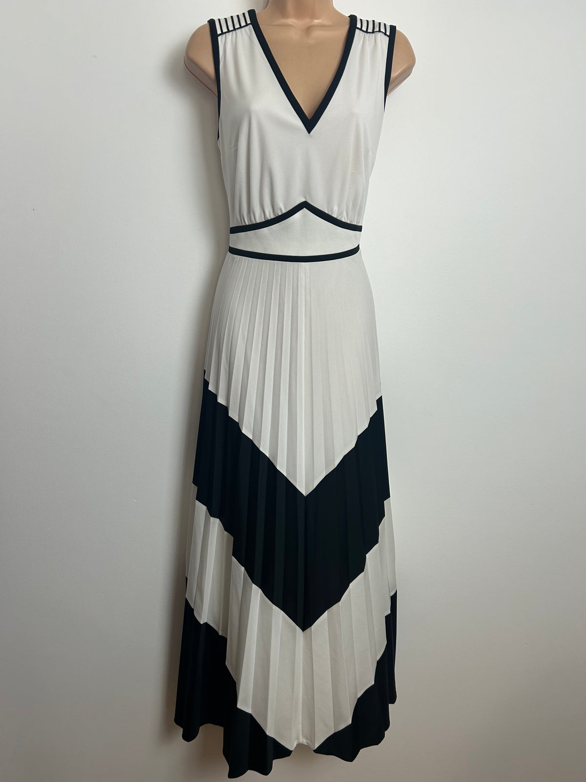 Vintage 1970s Size 14 White & Black Chevron Stripe Sleeveless Pleated Occasion Maxi Dress