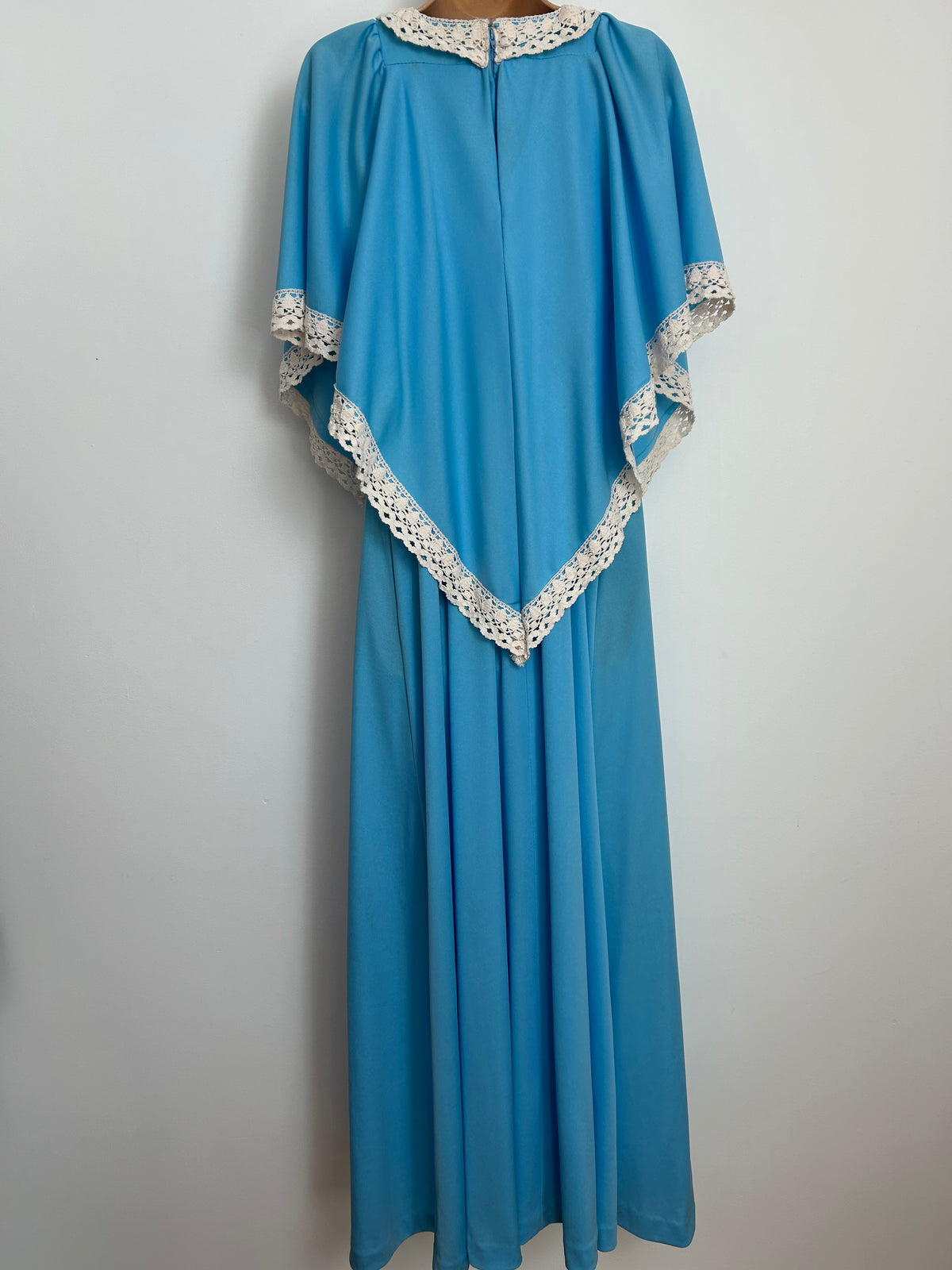 Vintage 1970s THE HOUSE OF NICHOLAS Size 12 Blue & White Crochet Lace Trim Wide Cape Sleeve Boho Maxi Dress