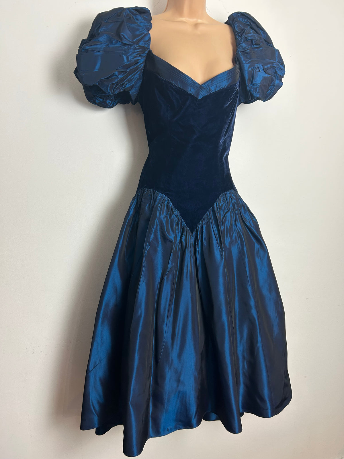 American Vintage Extreme 1980s Size 8 Midnight Blue Velvet & Taffeta Puffed Shoulder Party Prom Dress