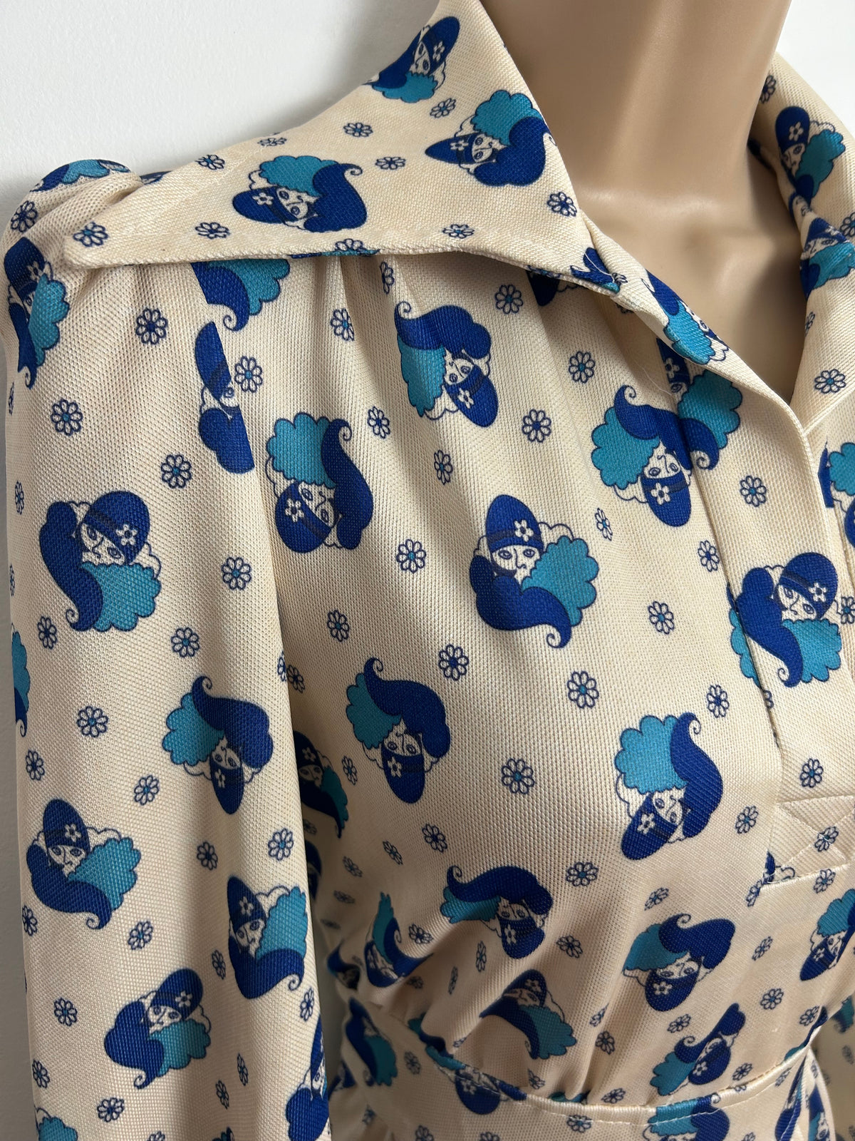 Vintage 1970s JON ADAMS UK Size 8 Cream & Blue Tones 1920s Face Novelty Print Long Sleeve Day Dress