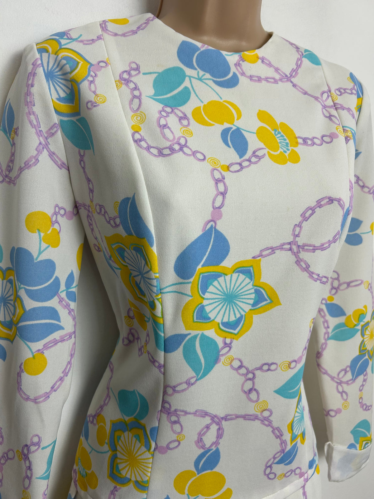 Vintage 1960s Size 10-12 White Yellow Blue & Pink Floral Leaf & Chain Print Pleated Shift Mod Dress