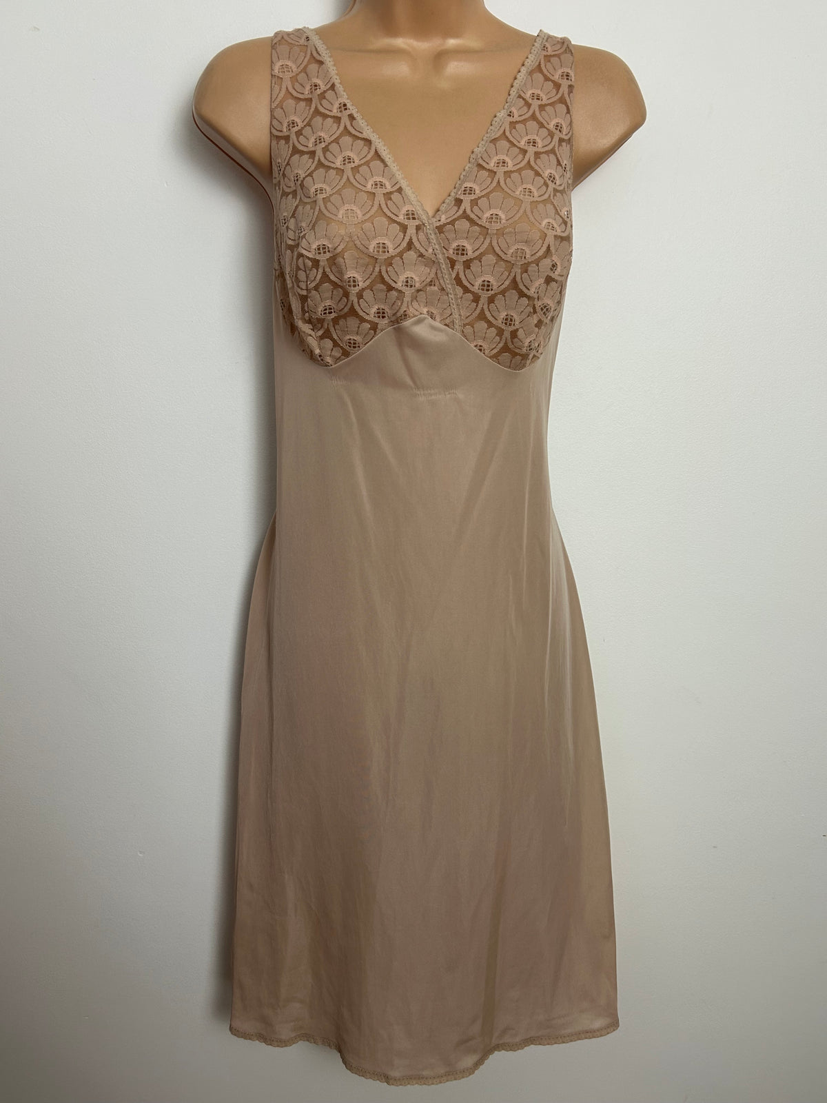 Vintage 1960s Size 12-14 Nude Beige Lace Detail Nylon Slip