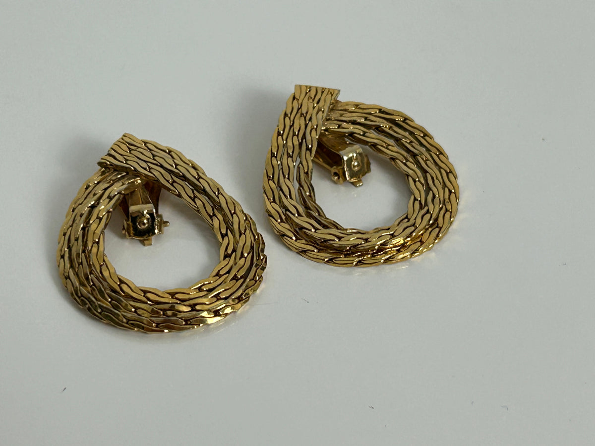 Vintage 1960s Large Gold Tone Interwoven Chain Link Teardrop Clip On Earrings