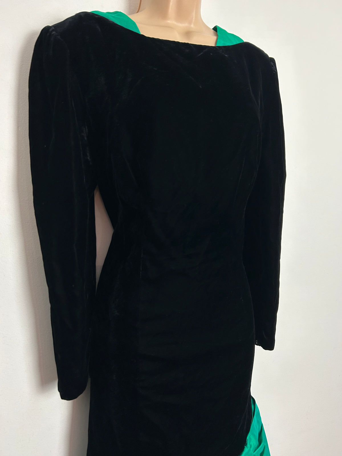 Vintage 1980s DESIGNER CARVEN PARIS Size 12 Black & Green Velvet Silk Bow Detail Cocktail Party Dress