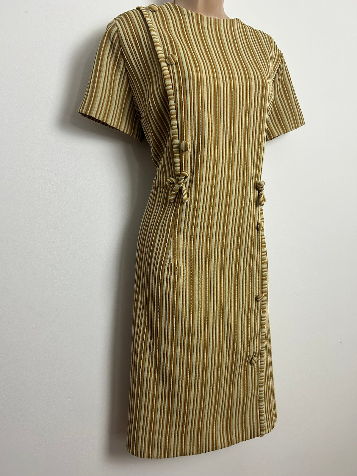 Vintage 1960s Size 16 Tan Brown & Beige Stripe Crimplene Button & Bow Detail Shift Mod Dress
