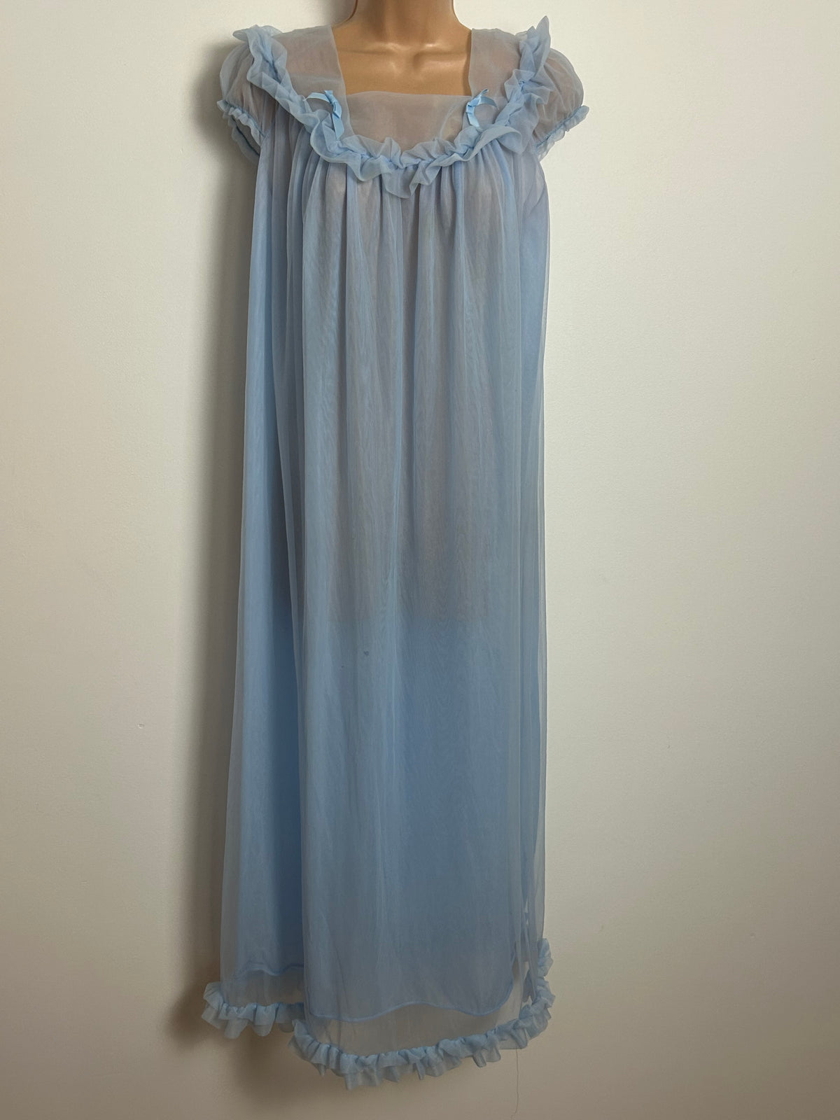 Vintage Late 1960s Size 16 Powder Blue Ruffle Bow Trim Detail Negligee Peignoir Nightdress