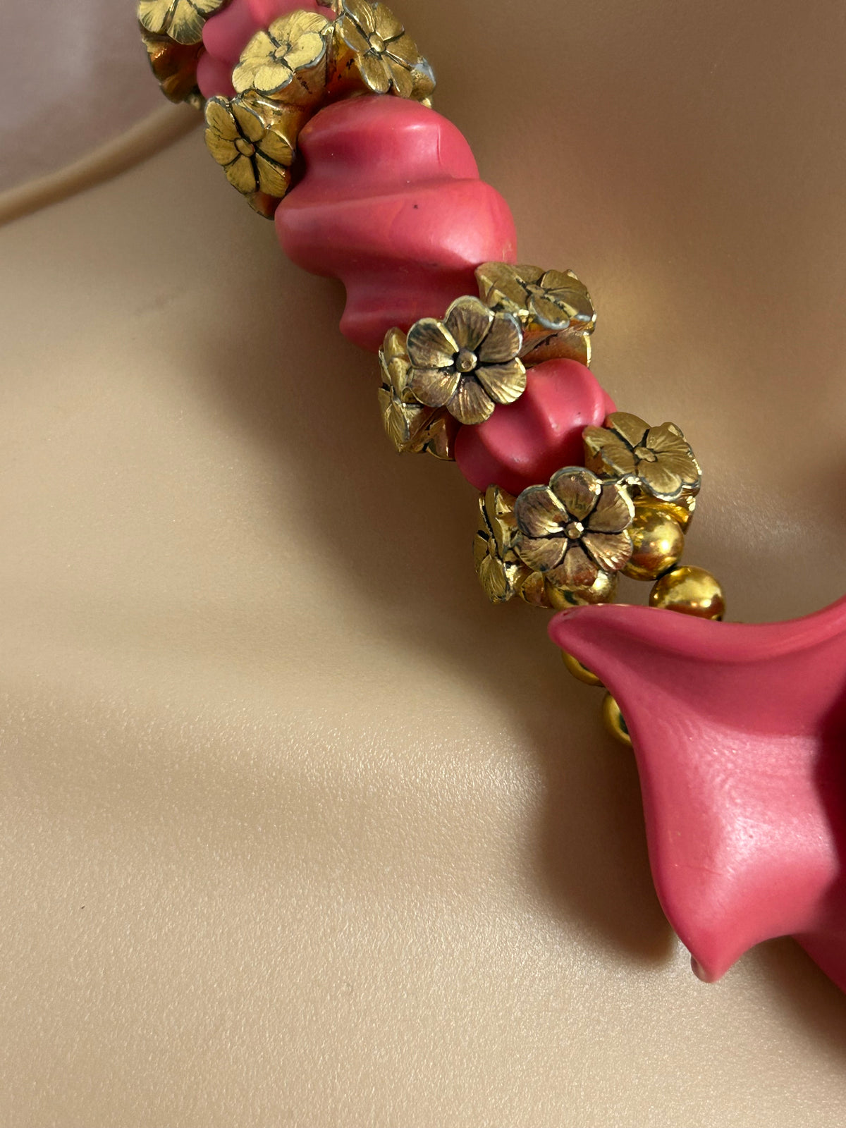 Vintage 1960s Fabulous Chunky Pink & Gold Plastic Floral Statement Choker Necklace