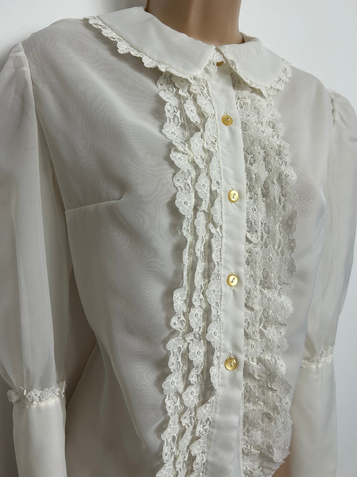 Vintage 1970s Size 10-12 White Lace Trim Peter Pan Collar Long Sleeve New Romantic Blouse