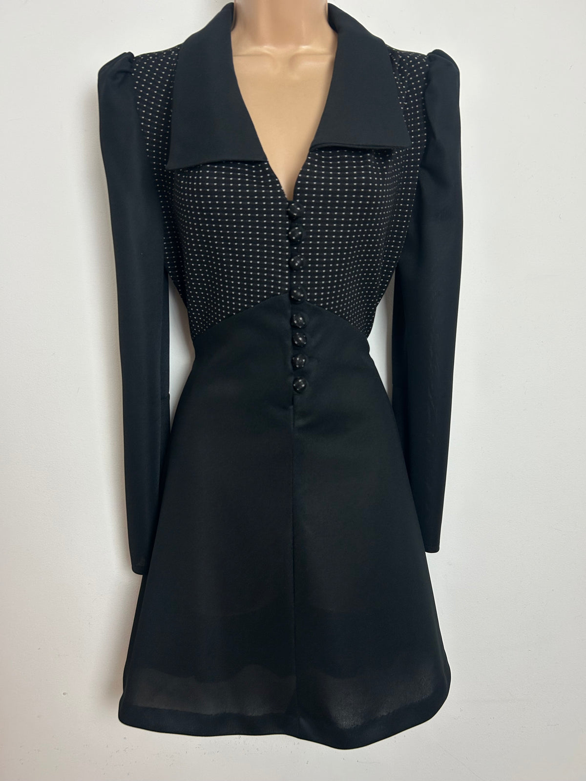 Vintage 1970s Size 8 Black Polka Dot Wide Collar Long Sleeve Tie Back Fit & Flare Mod Dress