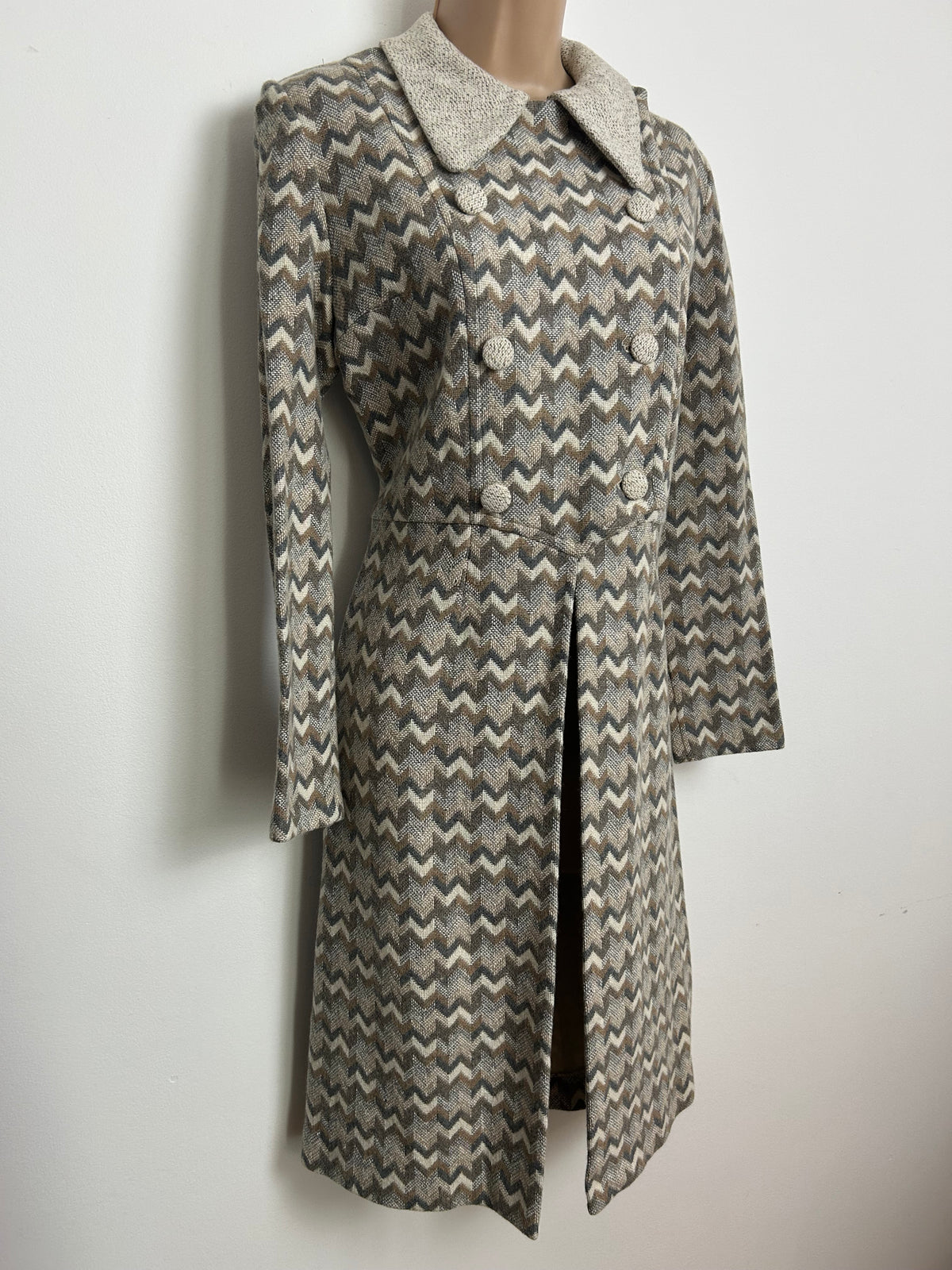 Vintage 1960s Size 12 Beige Cream & Grey Wool Zig Zag Stripe Long Sleeve Dress Jacket