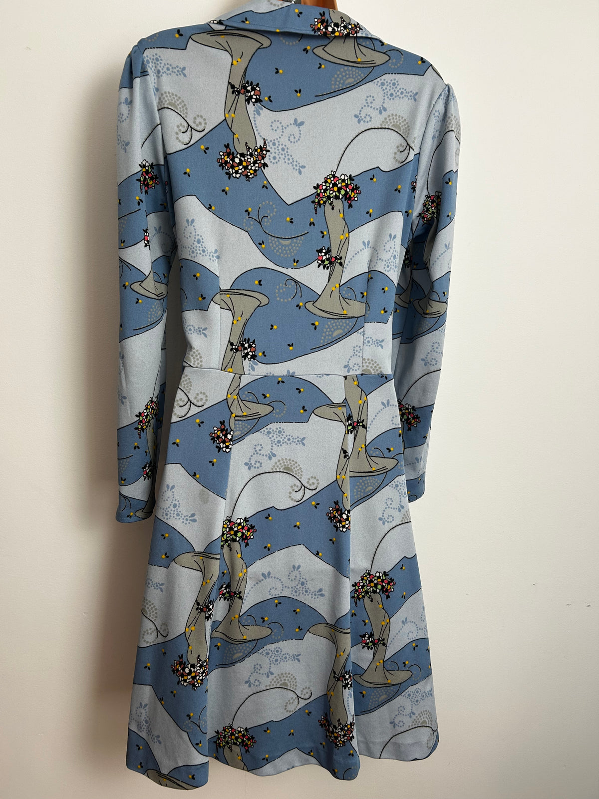 Vintage Early 1970s Size 12 Pale Blue Tones Stylised Art Deco Fashion Illustration Print Dagger Collar Day Dress