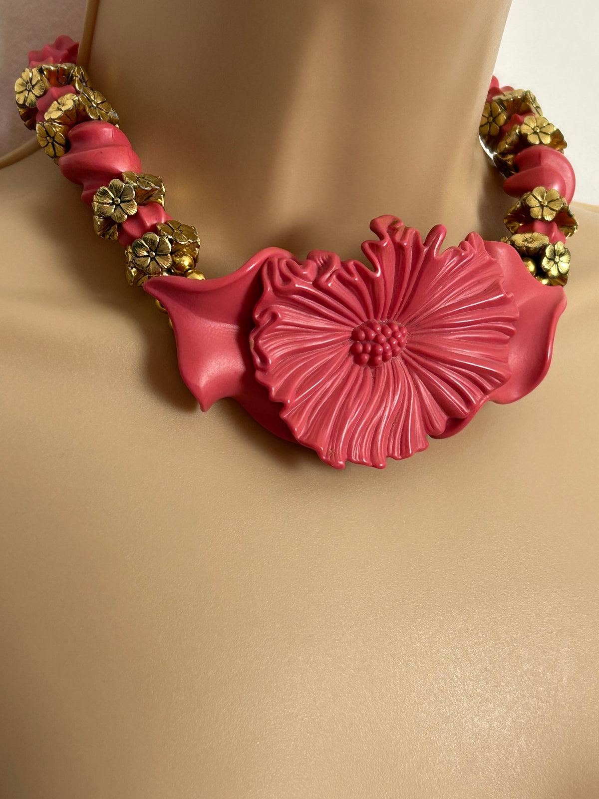 Vintage 1960s Fabulous Chunky Pink & Gold Plastic Floral Statement Choker Necklace
