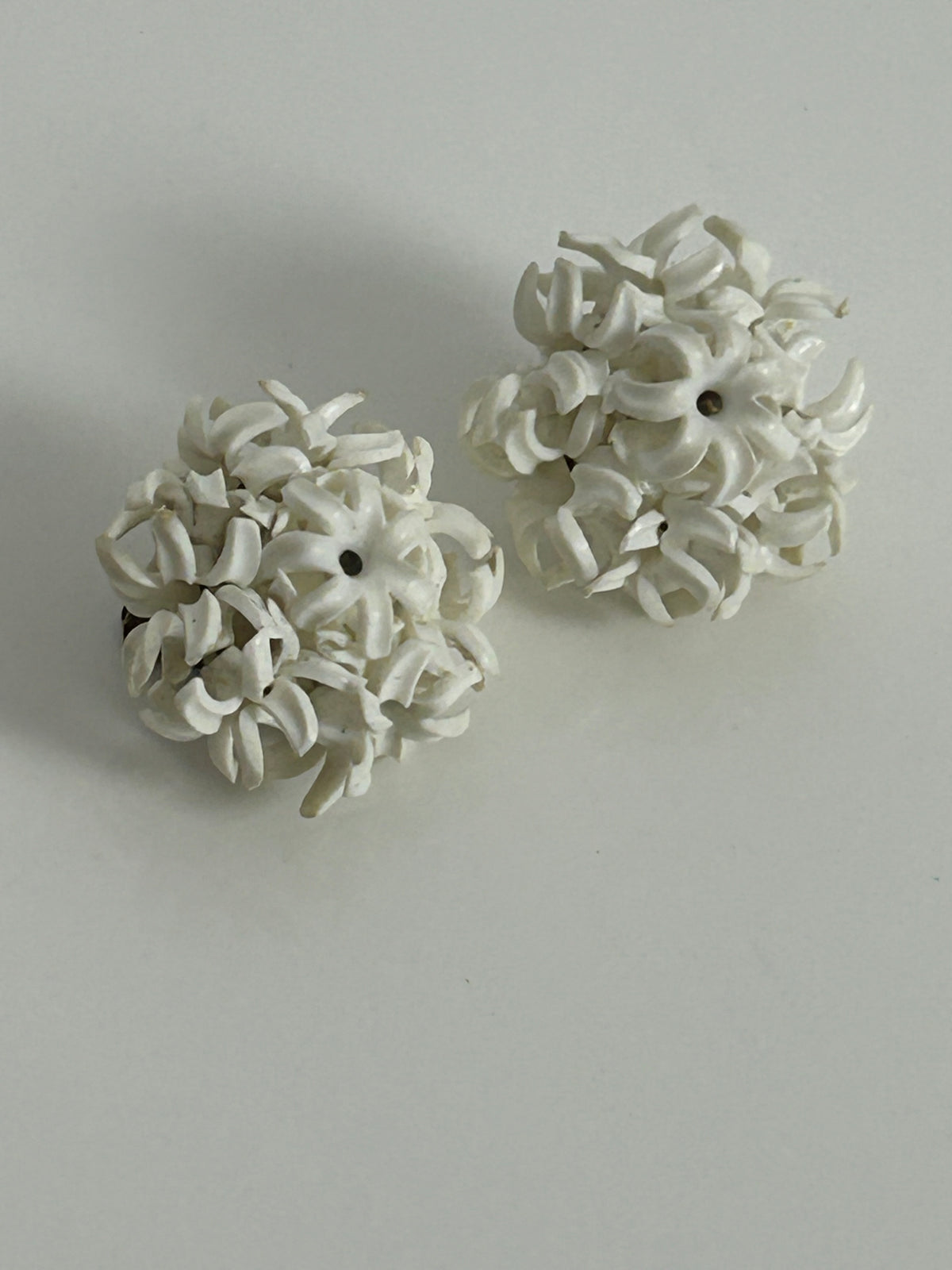 Vintage 1960s White Plastic Flower Edelweiss Clip On Earrings