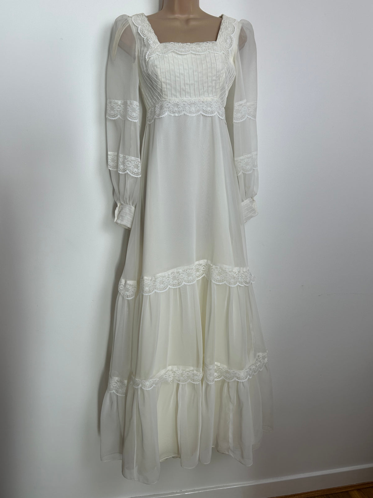 Vintage 1970s Size 6 ELLIS COUTURE BRIDAL Size 6 White Lace & Pintuck Pleated Prairie Boho Maxi Dress