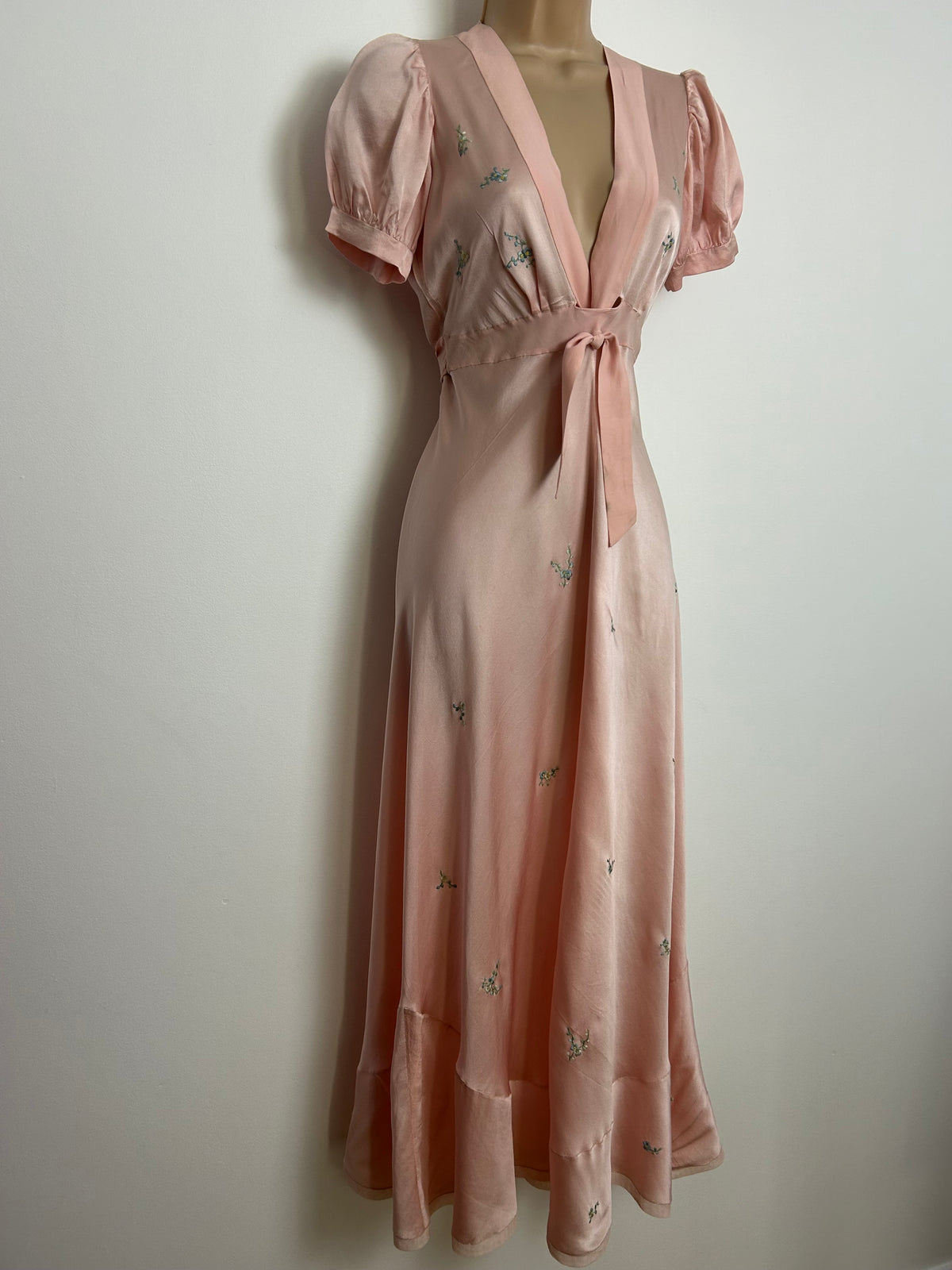 Vintage 1930s/1940s EXQUISITE Size 8 Pale Pink Silk Embroidered Nightdress