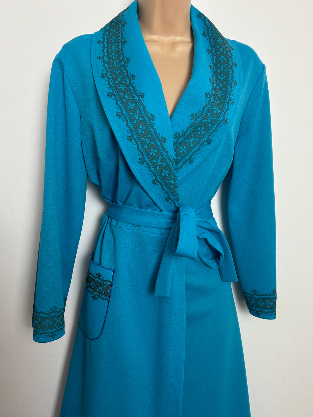 Vintage 1970s Size 8-10 Peacock Blue Contrast Pattern Full Wrap Belted Housecoat Dressing Gown