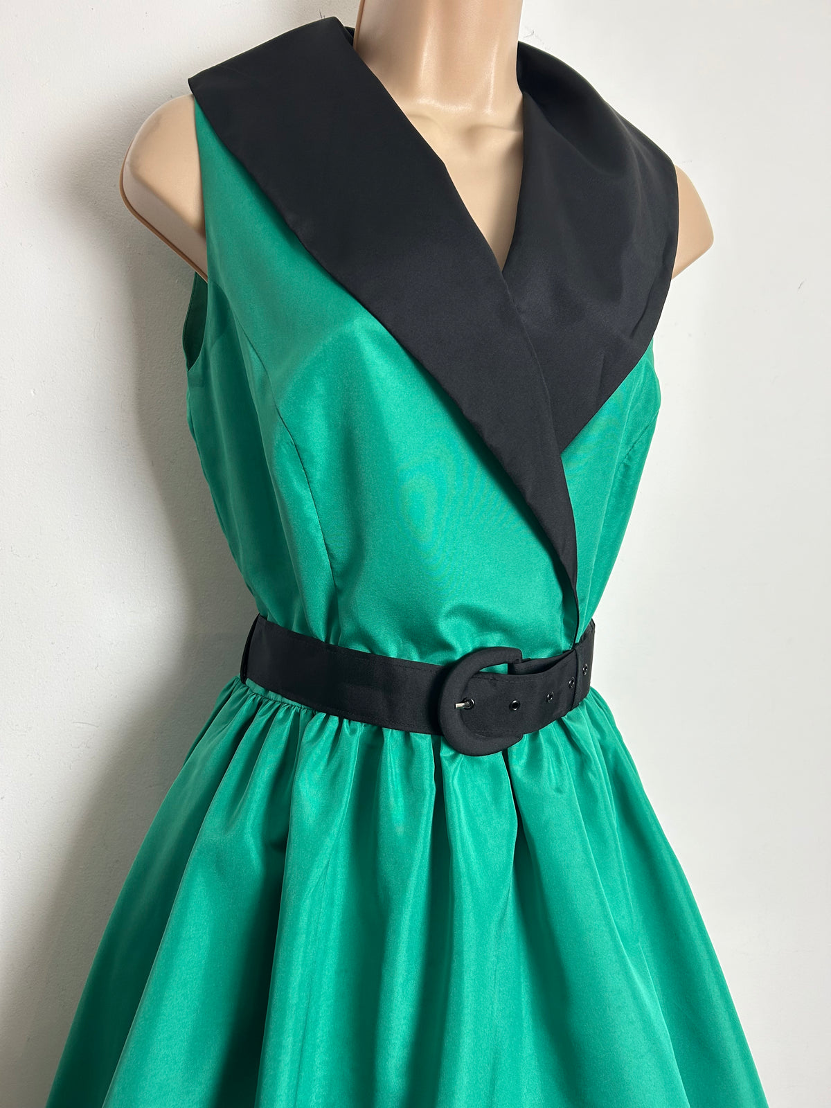 Vintage 1980s VERA MONT Size 8 Green & Black Collared Belted Xmas Party Prom Style Dress