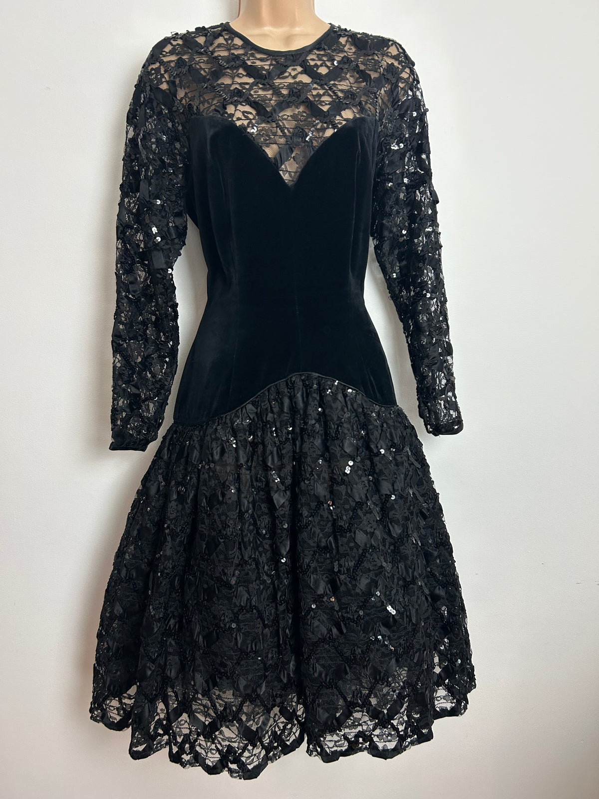 Vintage 1980s BERNSHAW Size 12 Black Velvet & Lace Long Sleeve Cocktail Party Evening Dress