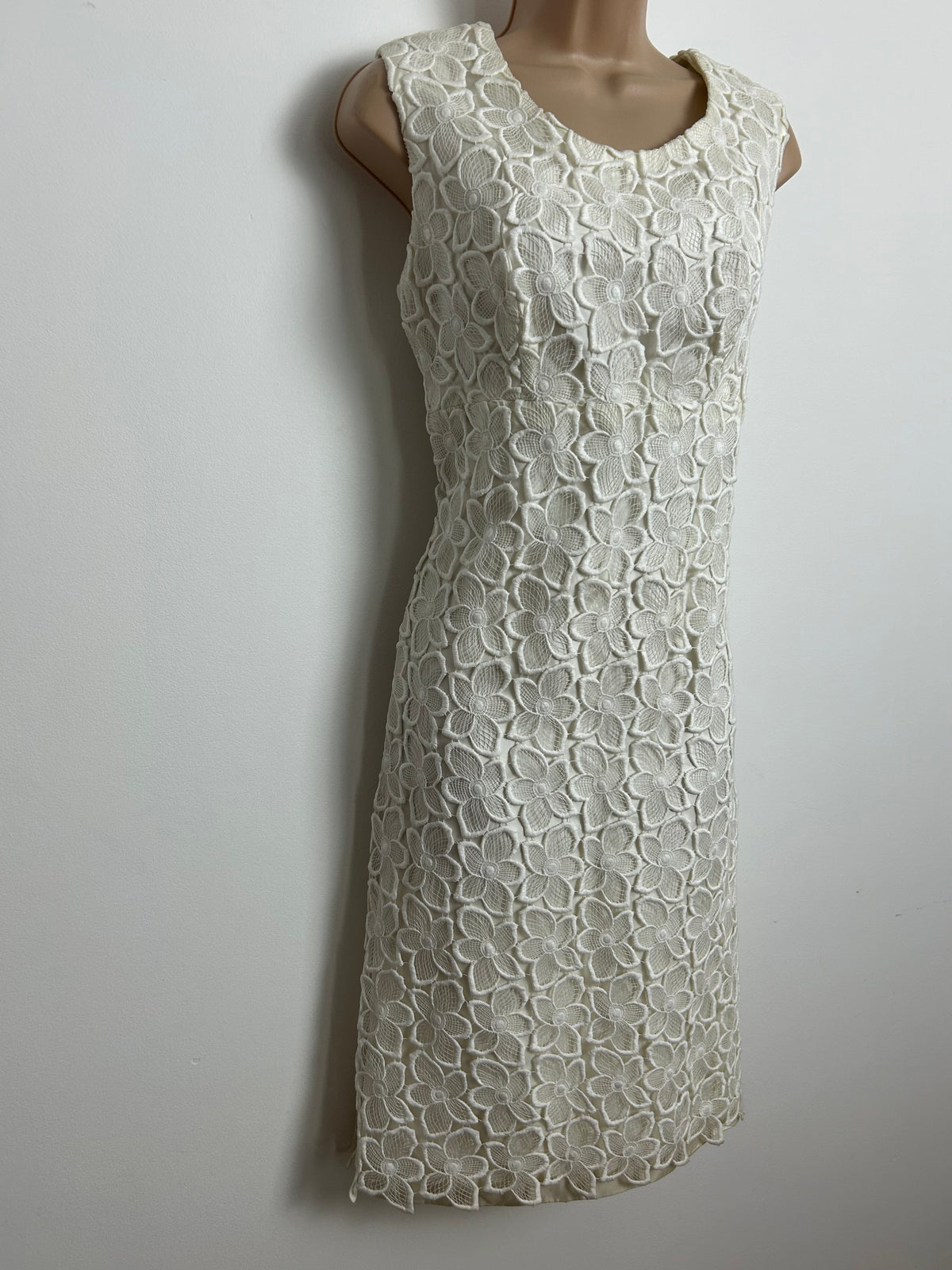 Vintage 1960s VERA MONT PARIS Size 10 White Embroidered Lace Fully Lined Occasion Mod Shift Dress