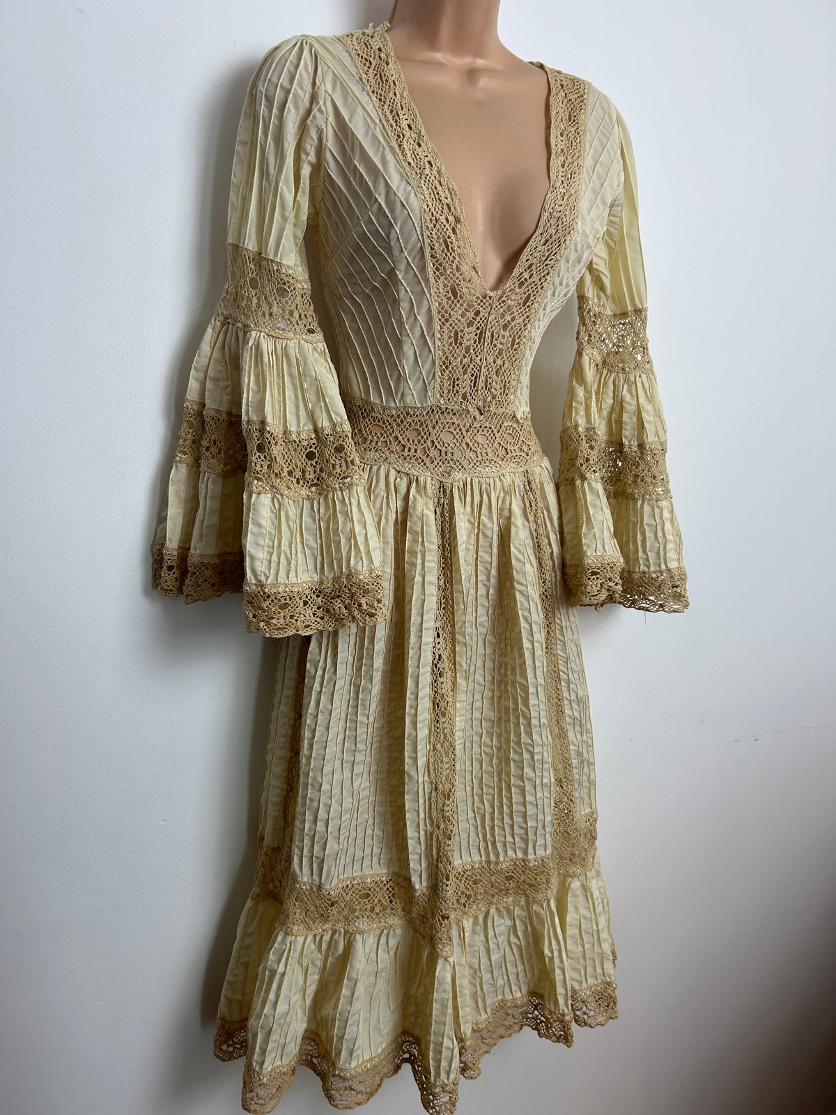 Vintage 1970s Size 6 Cream Cotton Pintuck Pleated & Lace Detailing Mexican Prairie Boho Midi Dress