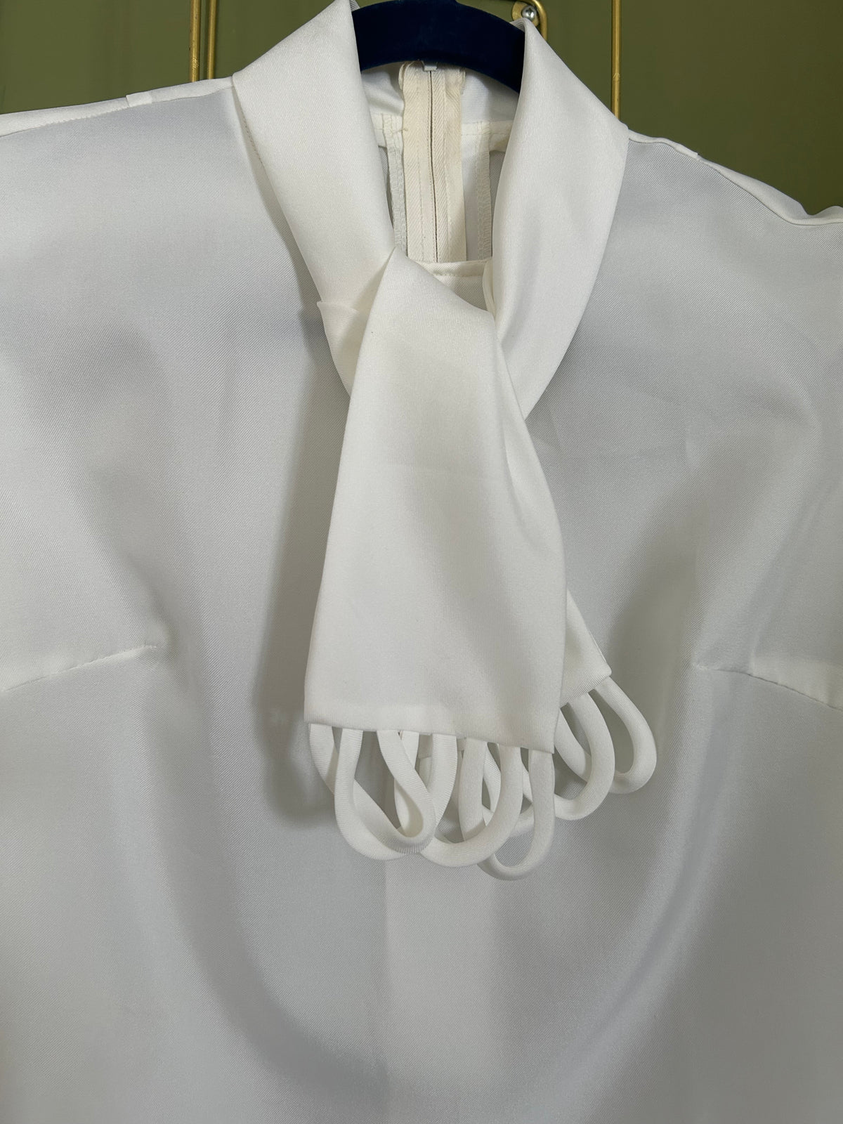 Vintage 1960s Size 8 White Sleeveless Scarf Tie Blouse/Top