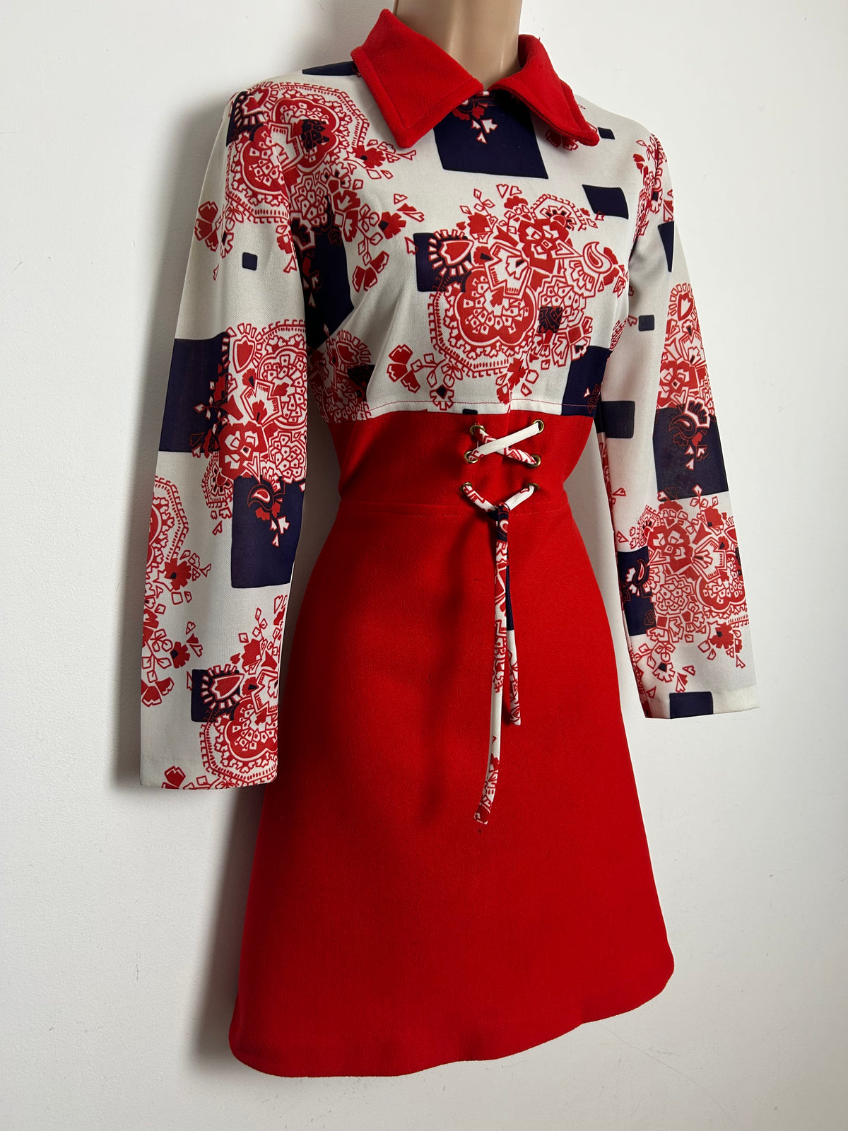 Vintage 1960s Size 10 Red White & Navy Abstract Print Long Sleeve Short Mod Dress