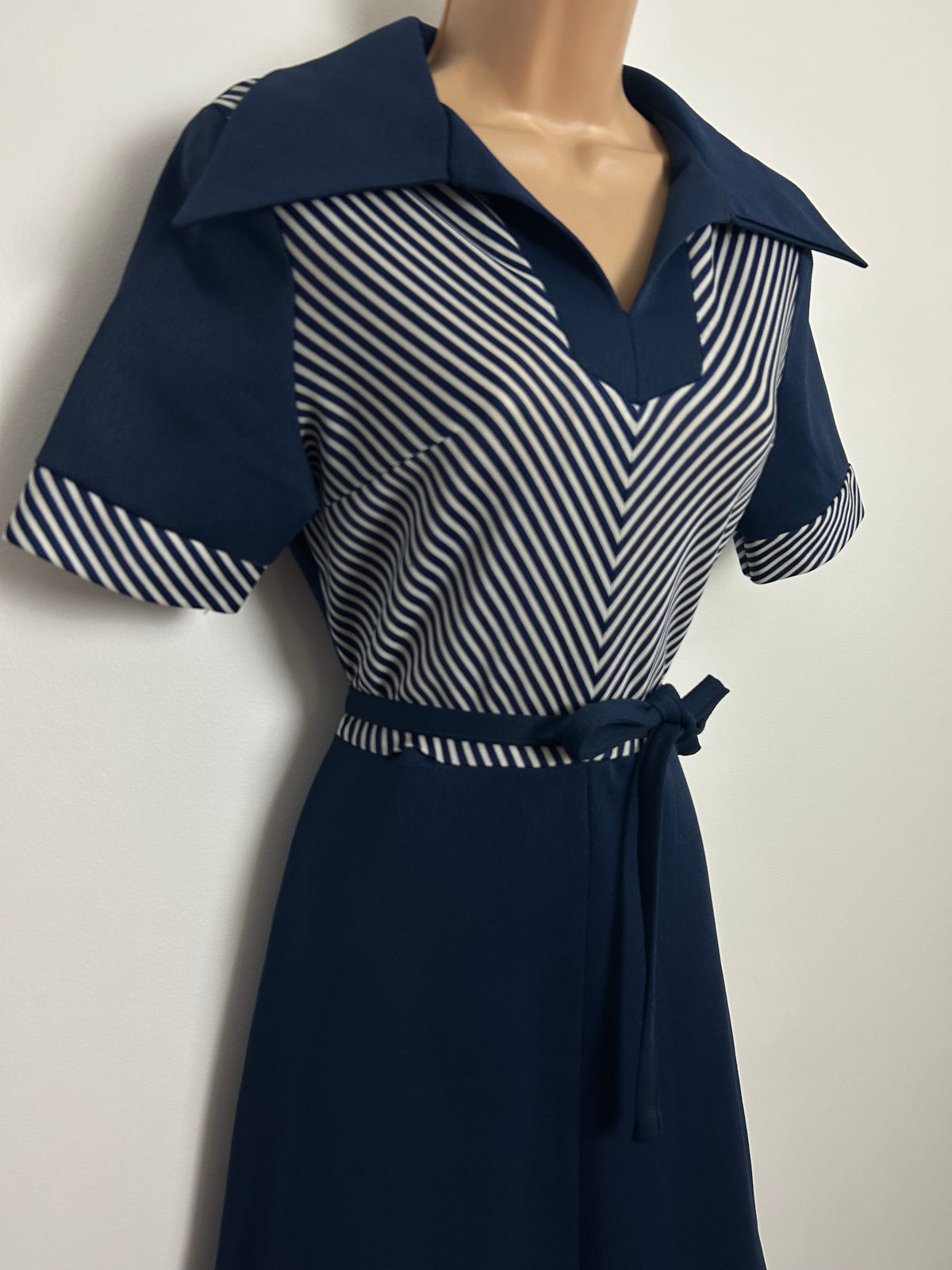 Vintage 1970s Size 10 Navy Blue & White Chevron Stripe Belted Mod Day Dress