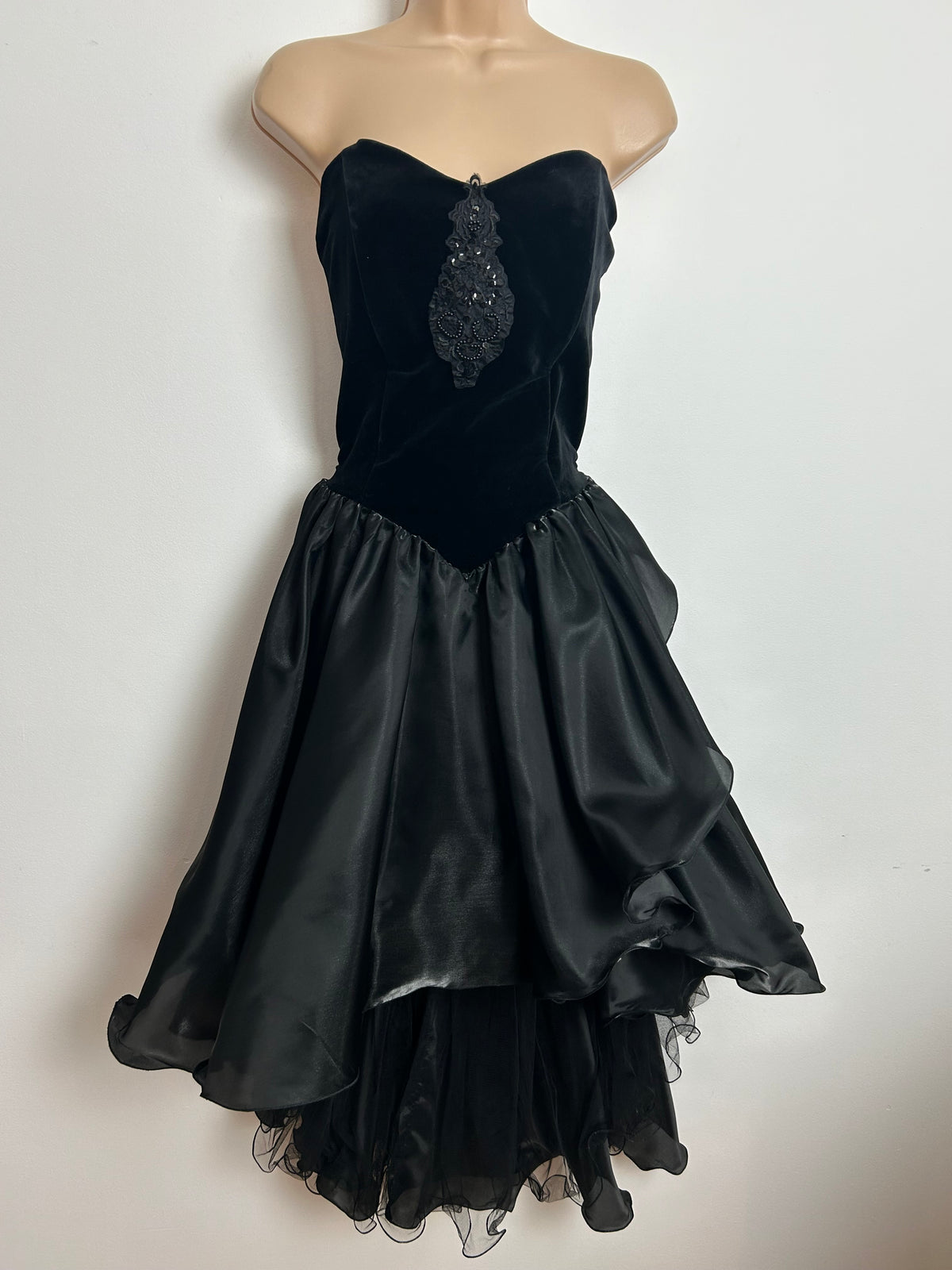 Vintage 1980s SINAC Size 8 Black Velvet & Taffeta Strapless Boned Bead Applique Detail Dipped Hem Party Prom Dress