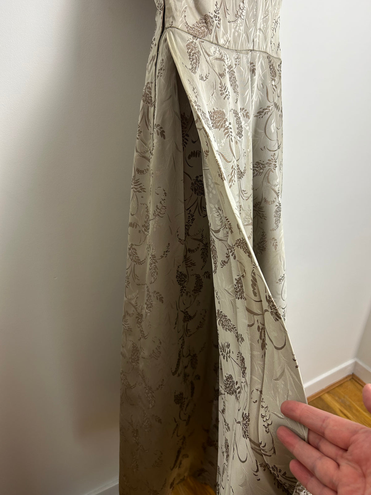 Vintage Early 1950s JOHN SELBY Size 8 Beautiful Silvery Grey & Brown Leaf Print One Shoulder Ballgown
