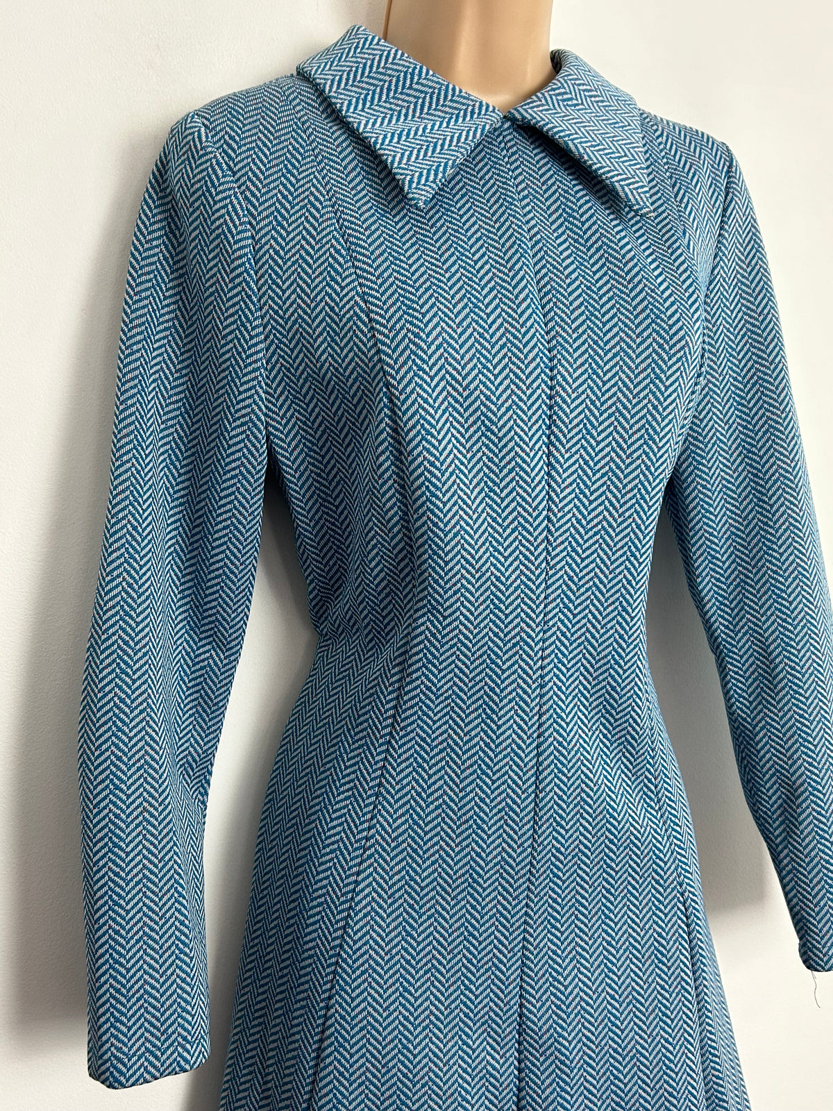 Vintage 70s UK Size 10-12 Blue & White Chevron Stripe Print Long Sleeve Mod Shift Dress