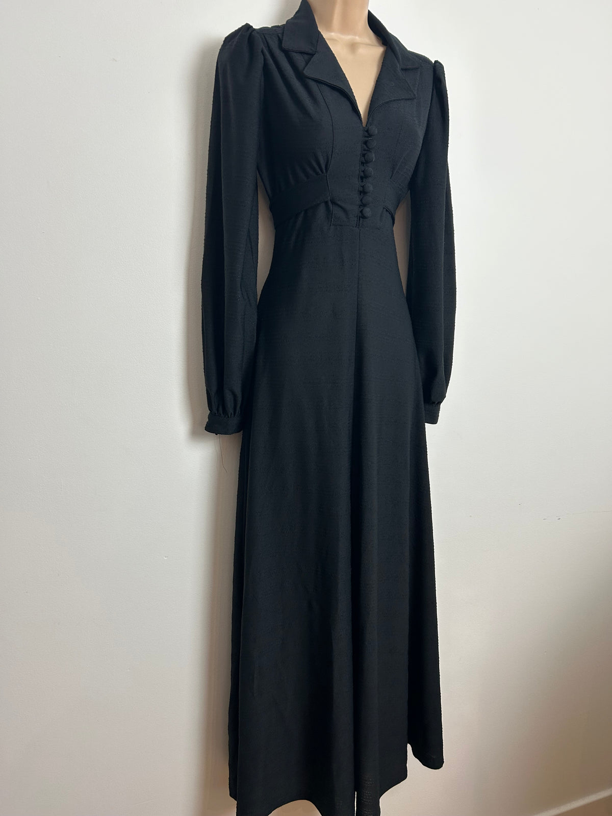 Vintage 1970s VAN ALLEN Size 10-12 Classic Black Long Sleeve Tie Back Maxi Dress