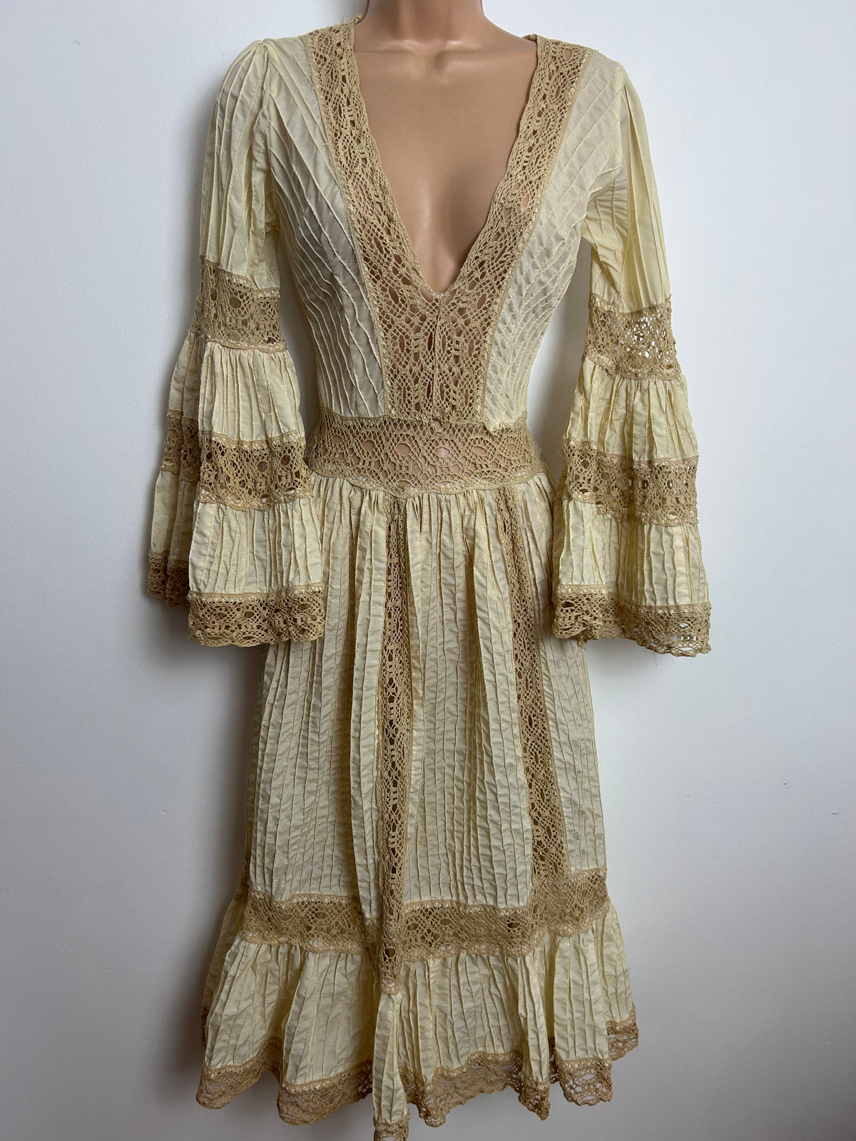 Vintage 1970s Size 6 Cream Cotton Pintuck Pleated & Lace Detailing Mexican Prairie Boho Midi Dress