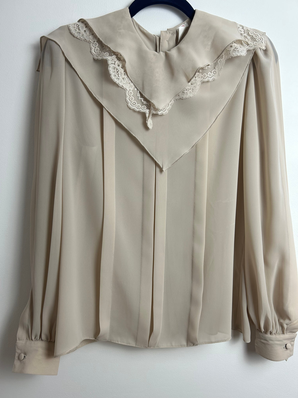 Vintage 1980s Size 14 Soft Beige Layered Lace Collar Pleated Long Sleeve Button Back Blouse