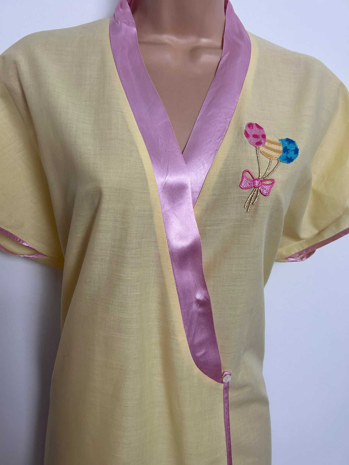Vintage 1980s Size 10-12 Lemon & Pink Satin Trim Embroidered Balloon Motif Detail Wrap Style Dressing Gown