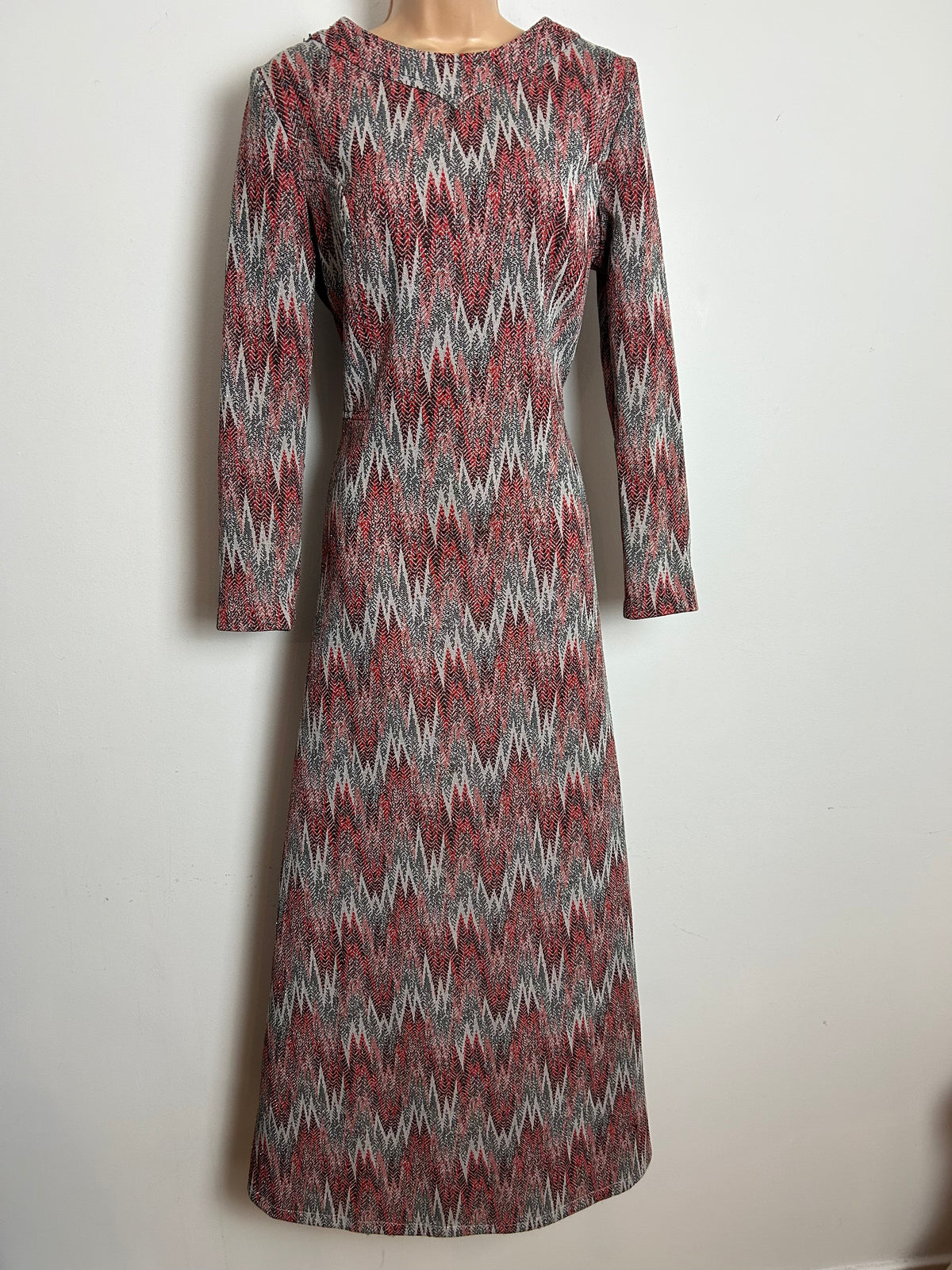Vintage 1970s Size 12 Red Black & Beige Zig Zag Print Lurex Long Sleeve Occasion Evening Maxi Dress