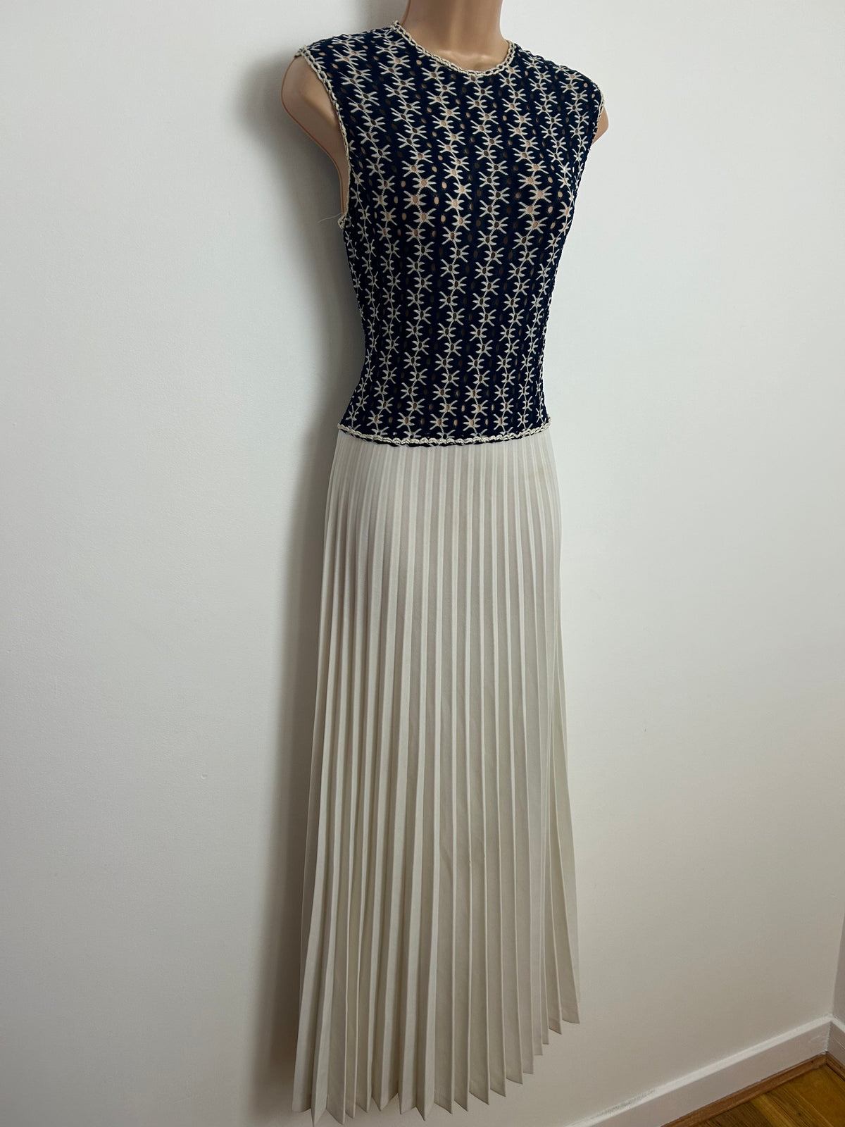 Vintage 1970s Size 10 Navy Blue & White Sleeveless Pleated Summer Occasion Maxi Dress