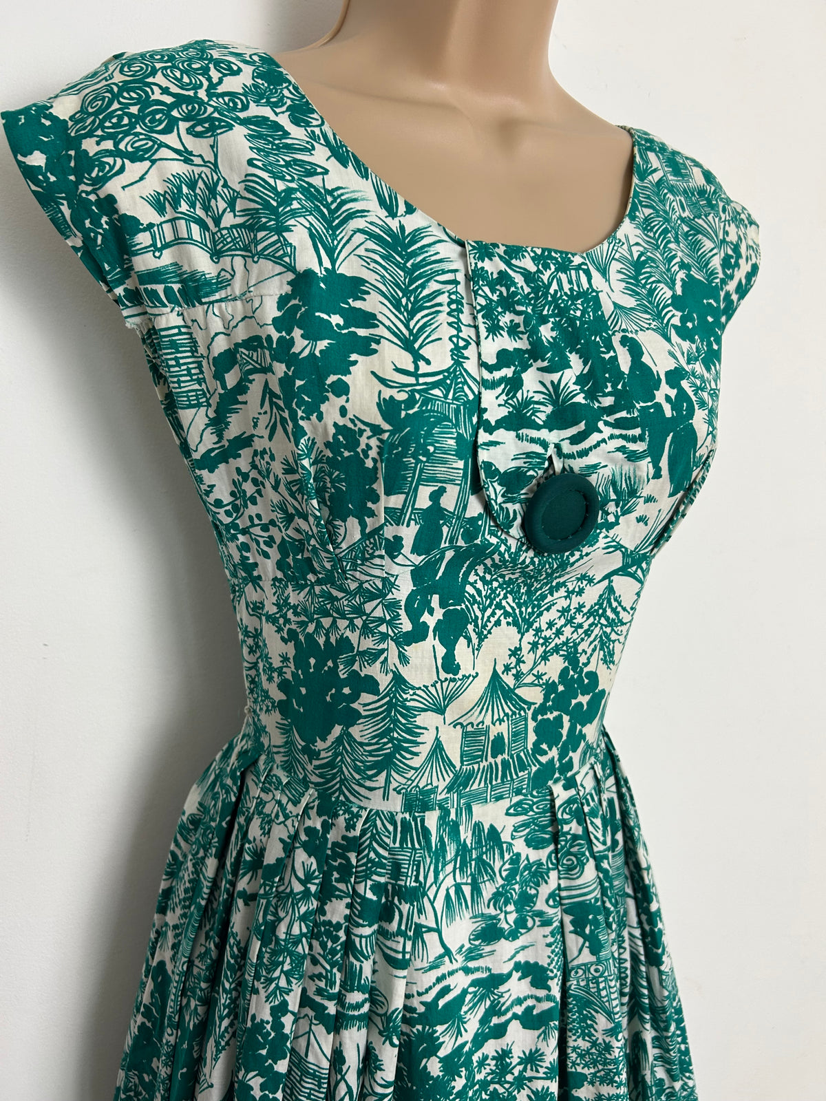 Vintage 1950s Size 6 Teal & White Japanese Theme Novelty Print Cotton Day Dress