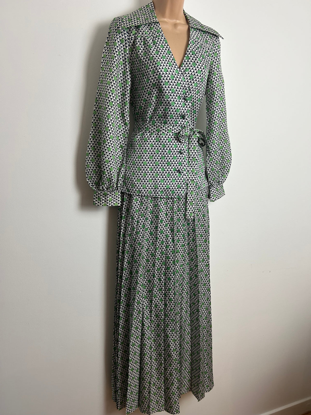 Vintage 1970s COUNTRY CASUALS Size 6 White Black & Green Abstract & Spot Print Pleated Maxi Skirt & Top