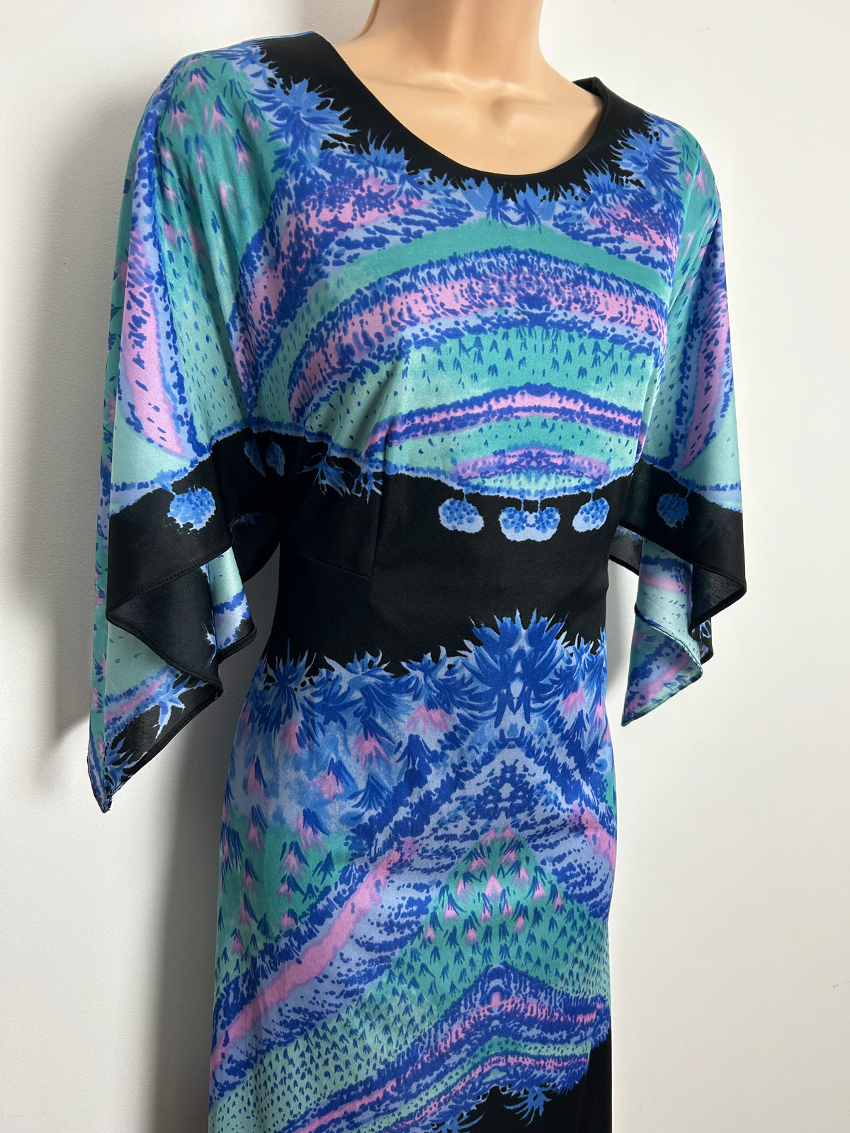 Vintage 1970s Size 10-12 Black Blue & Mint Green Abstract Print Pointed Sleeve Maxi Dress
