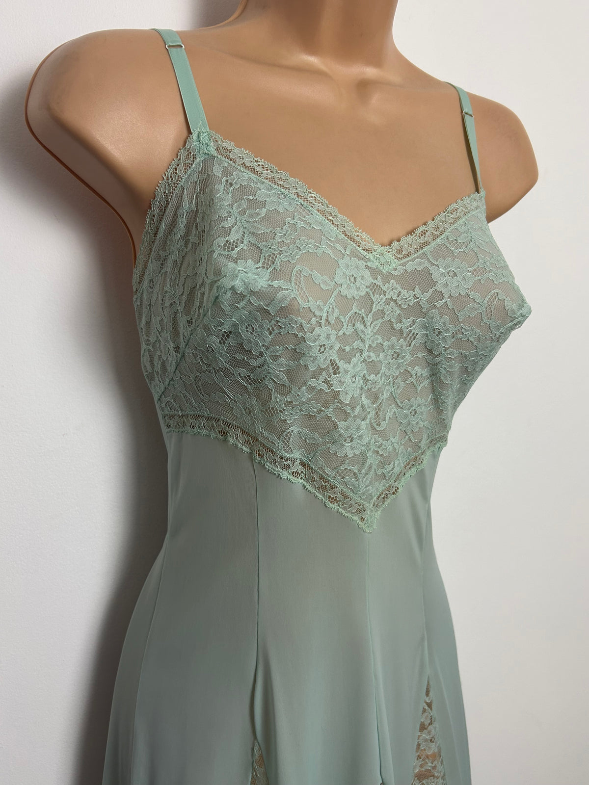 Vintage 1970s Size 8-10 Pale Mint Green Lace Panels Nylon Slip