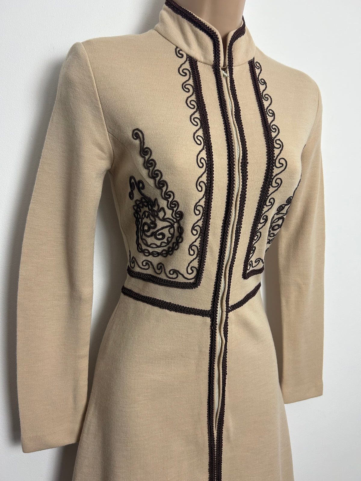 Vintage Early 1970 LOUIS CARING Size 6 Beige & Brown Braid Trim Zip Front Long Sleeve Dress