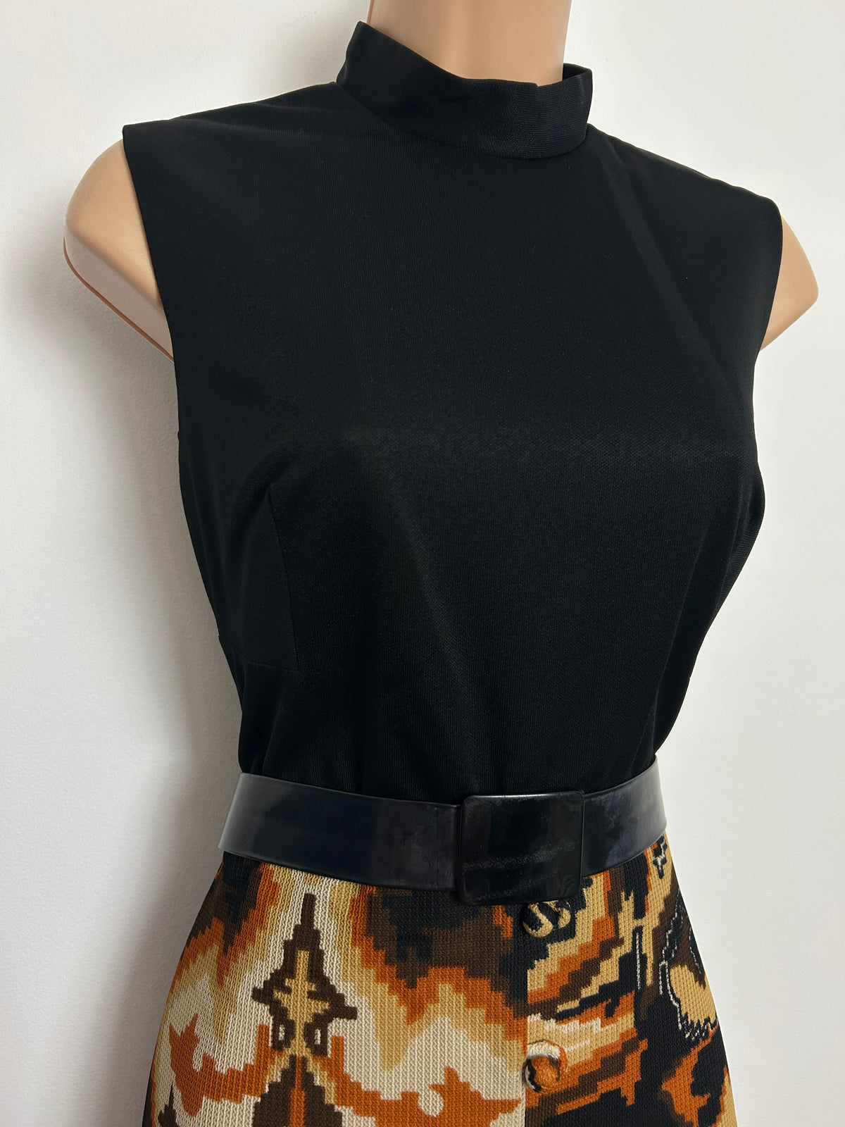 Vintage 1970s Size 8 Black Brown Beige & Rust Abstract Print Sleeveless Belted Maxi Dress