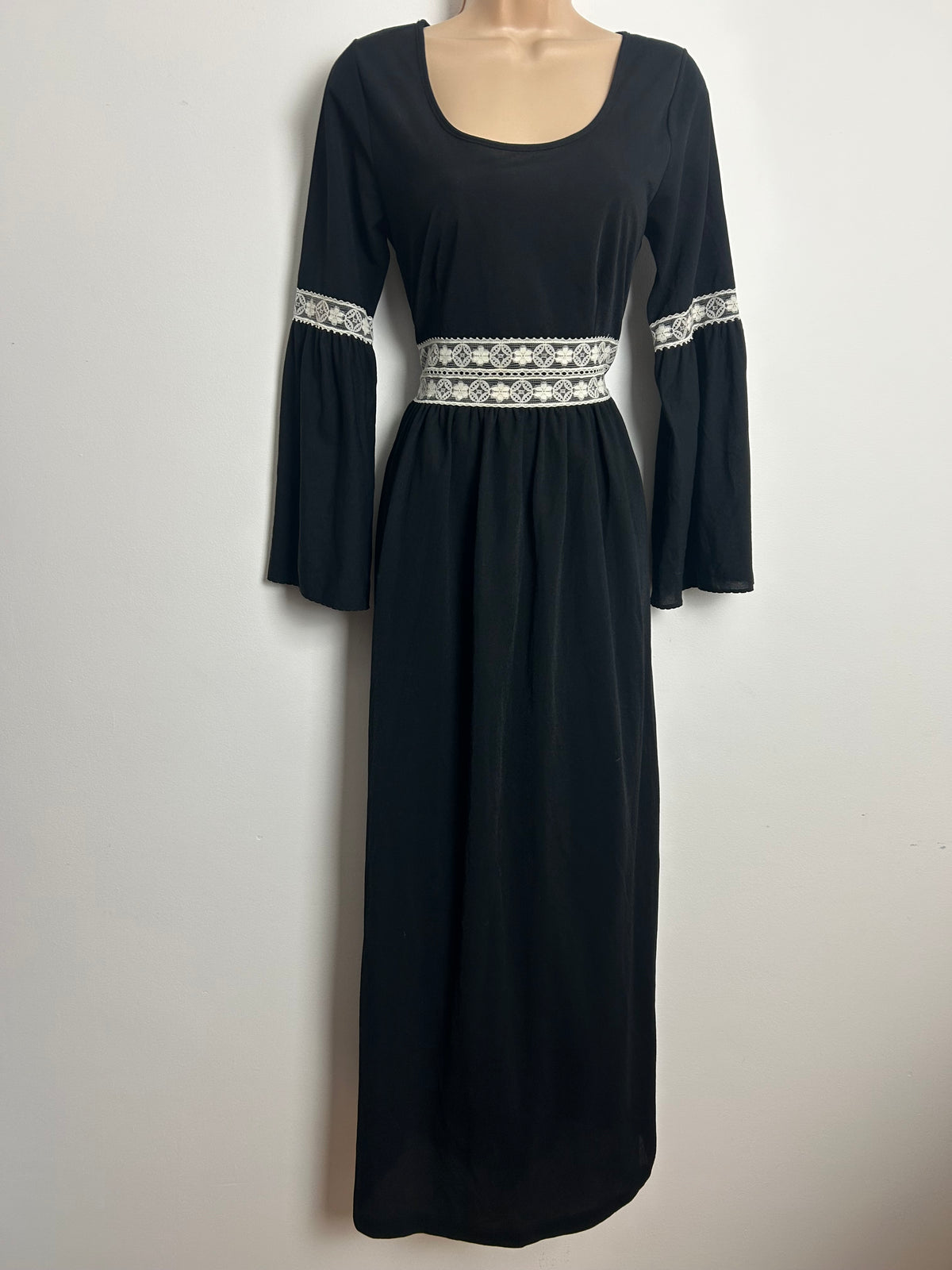 Vintage 1970s Size 8 Black & White Lace Trim Long Sleeve Lightweight Maxi Dress