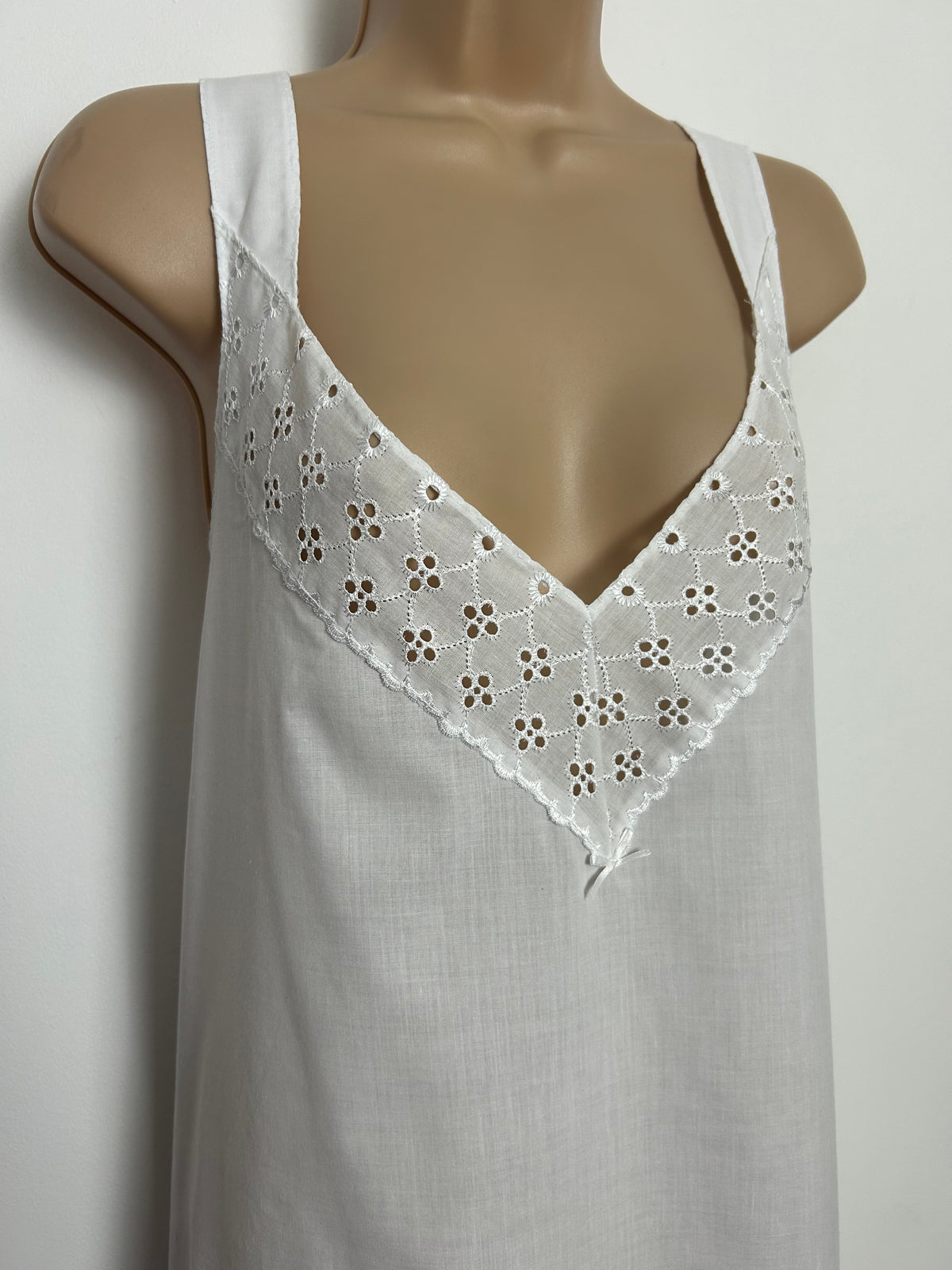 Vintage 1980s Size 14-16 White Cotton Mix Broderie Anglais Detail Nightdress
