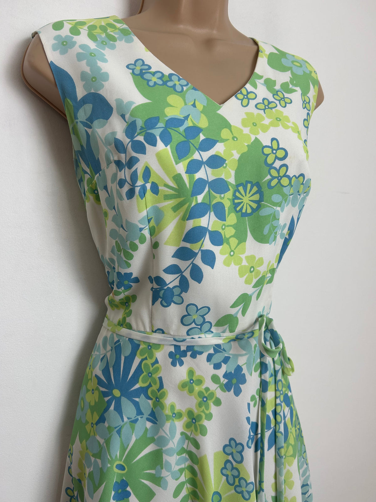 Vintage Late 1960s BETTY BARCLAY Size 10 White & Green Tones Floral Print Belted Fit & Flare Summer Mod Dress