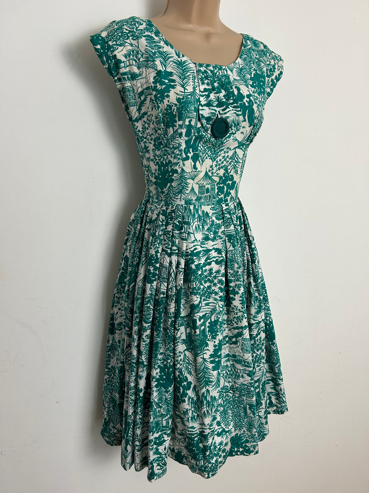 Vintage 1950s Size 6 Teal & White Japanese Theme Novelty Print Cotton Day Dress