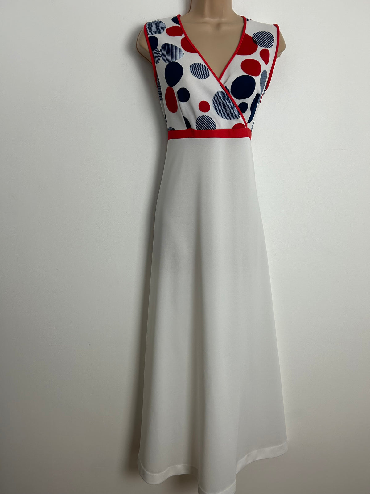 Vintage 1970s Size 14 White Navy & Red Spot Print Sleeveless Summer Maxi Dress