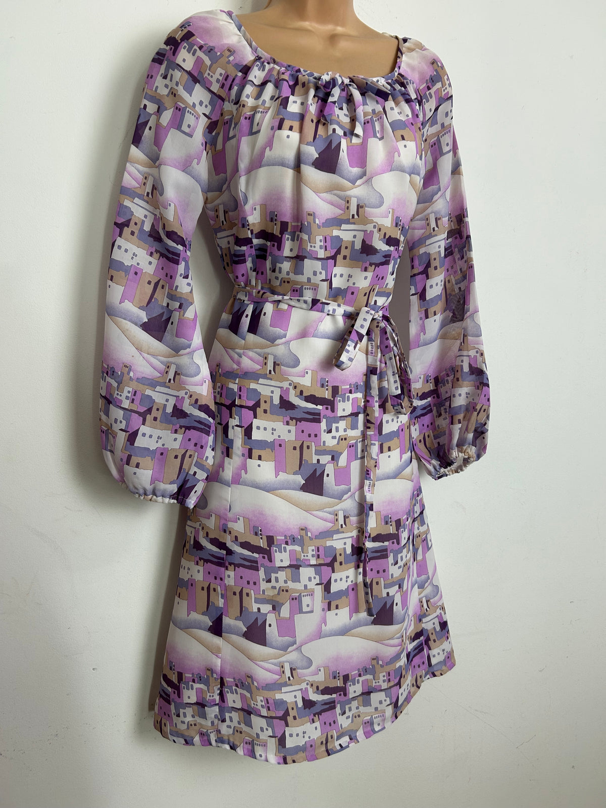 Vintage 1970s Size 10-12 Pink Violet & White Greek Houses Novelty Print Belted Chiffon Dress