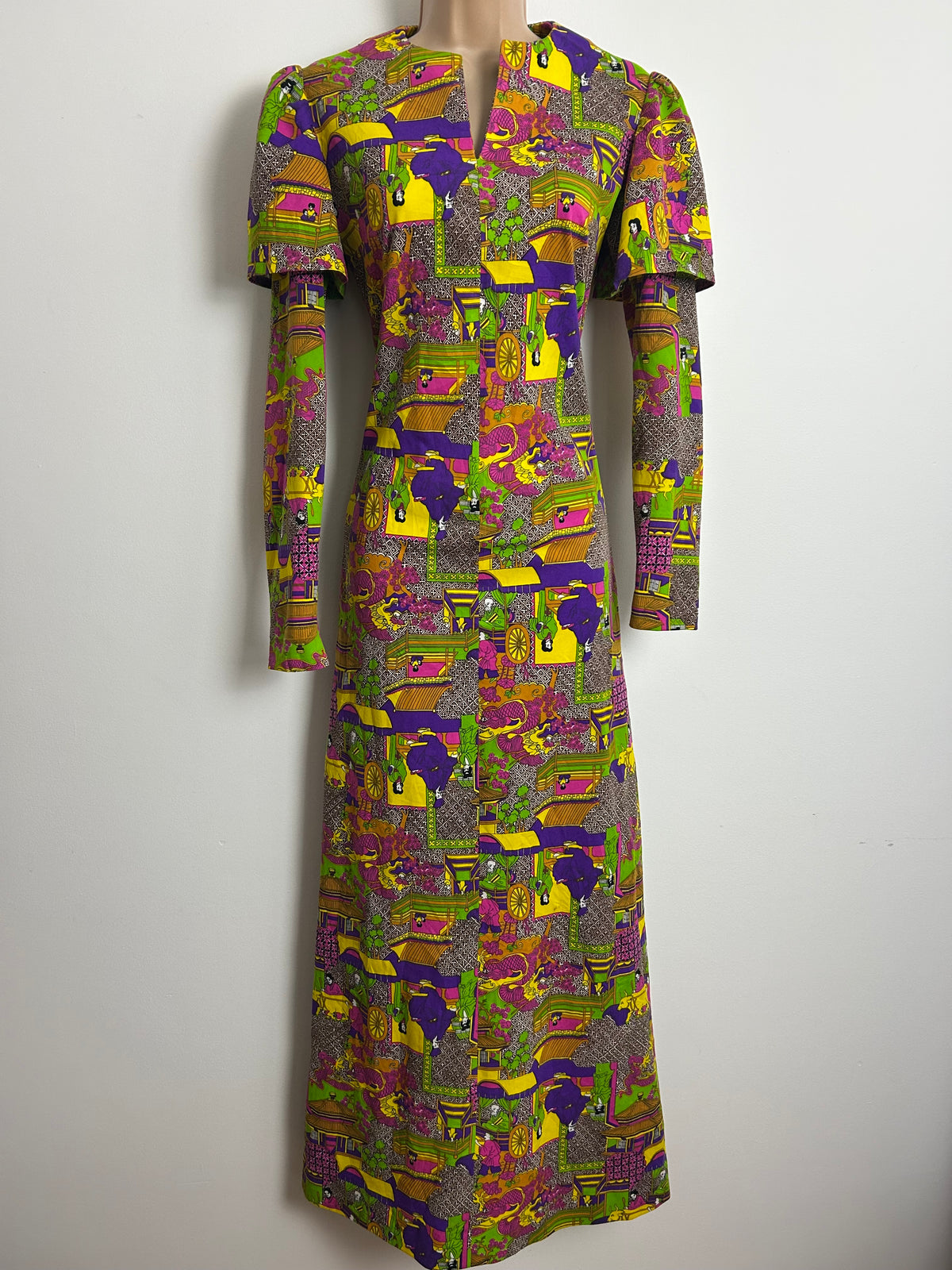 Vintage 1970s Size 8 Amazing Japanese-Inspired Psychedelic Scenic Print Maxi Dress